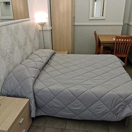 Bed And Breakfast Piramide Roma Exterior foto